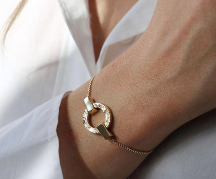 Pin by Ariana Trinquinália on bouquet | Palm cuff, Palm bracelet, Hand  jewelry